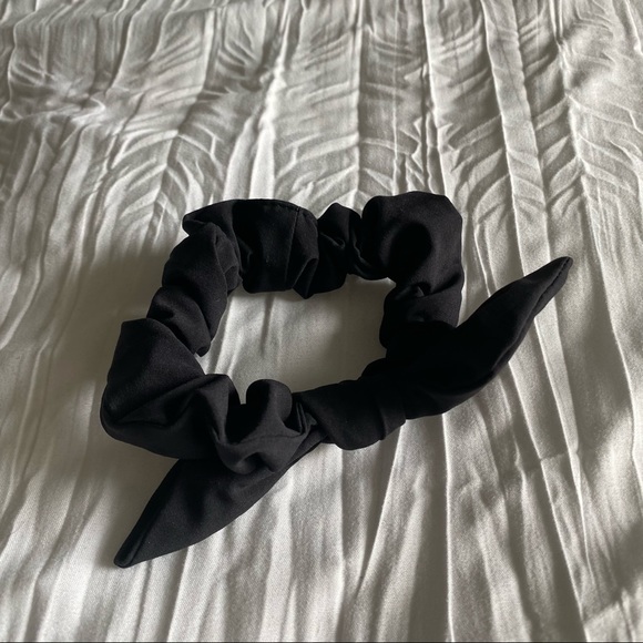lululemon athletica Accessories - Lululemon Bow Uplifting Scrunchie